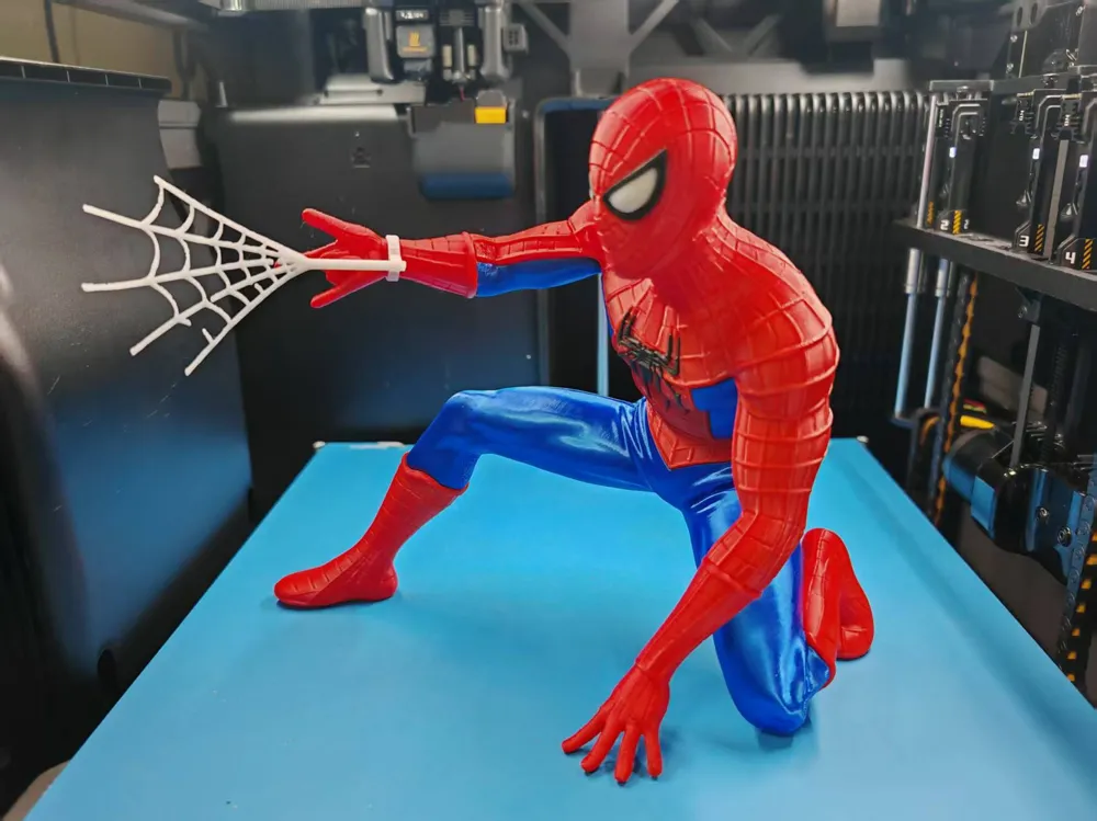 Spiderman con tela araña
